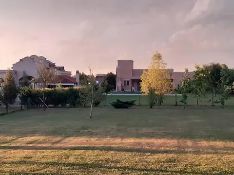 Casa en Venta con 3 cocheras