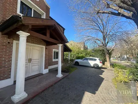 Casa en Venta con 2 cocheras