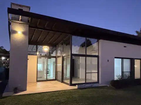 Casa en Alquiler con 3 cocheras