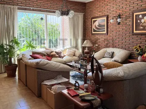 Casa 8 ambientes con 2 baños