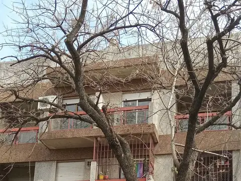 Dos dormitroios, frente (doble balcon). Ventilacion cruzada. De escalera