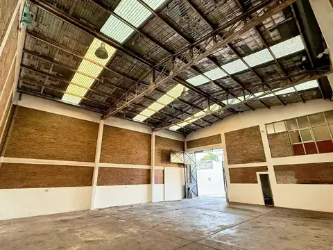 Galpón con oficinas y vivienda