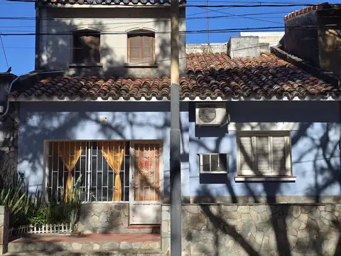 Casa de 4 dormitorios más departamento en calle Nux frente al Cae de Paraná