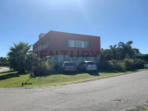 Casa en Venta con 3 cocheras