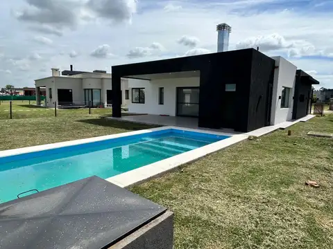 Casa 4 ambientes con 4 baños