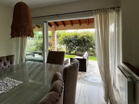 Alquiler anual Casa en Barrio Privado Los Naranjos.