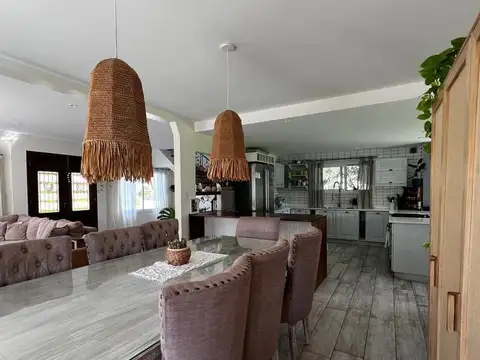 Casa 5 ambientes con 2 baños