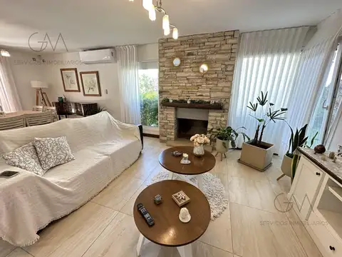 Casa en Alquiler con 1 cochera