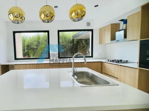 Casa en Venta con 5 cocheras