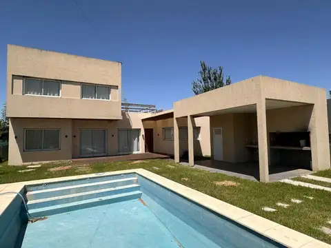 Casa en Venta con 2 cocheras