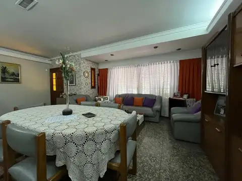 Excelente propiedad en venta de 4 amb. Apta Cred.