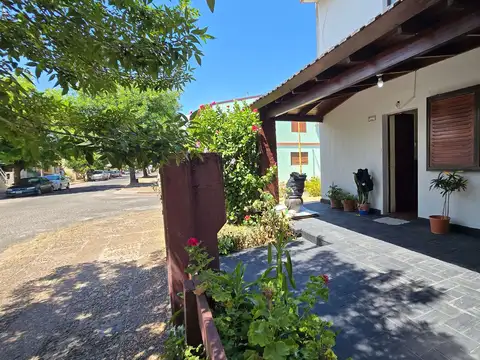 Las Azaleas 300