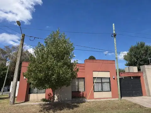 VENTA CASA 4 AMBIENTES EN ESQUINA CON JARDÍN Y PARRILLA