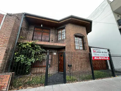 ALQUILER- Chalet en 2 Plantas de 3 Amb. c/cochera y patio con parrilla.