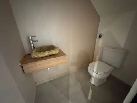 Dúplex a estrenar con balcón en moderno complejo céntrico