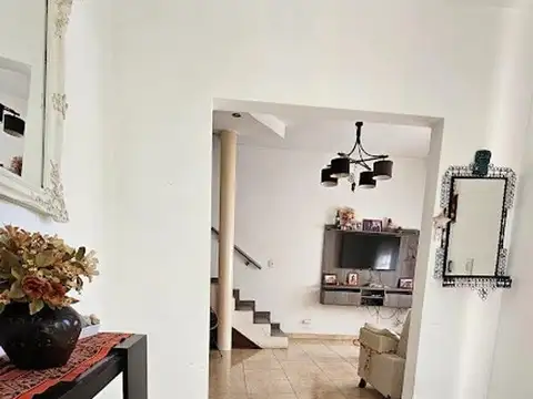 Casa 6 ambientes con 2 baños