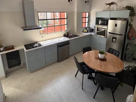 VENTA PH en Zona Residencial de Villa Pueyrredón - 4 ambientes - refaccionado a nuevo, con terraza, quincho y parrilla - muy luminoso - DUEÑO DIRECTO - APTO CRÉDITO - Sin expensas - Sup. Total 194 metros cuadrados - Excelente estado