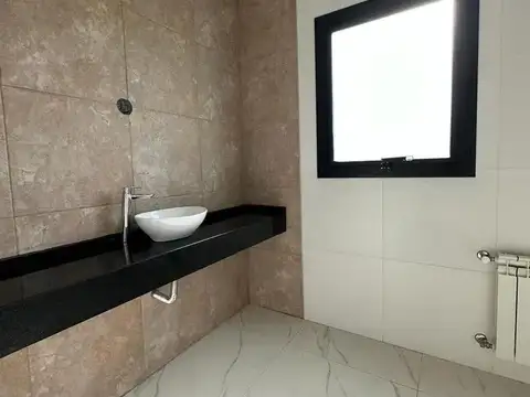 Casa en Alquiler con 4 cocheras