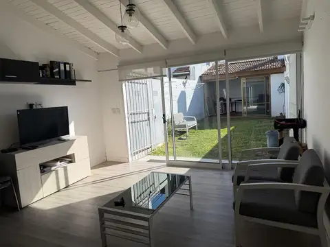 Triplex con jardin y quincho en venta en Olivos