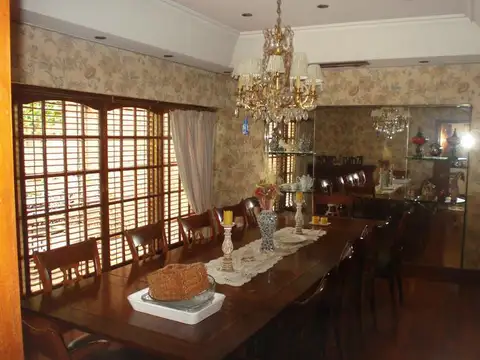 Excelente residencia - en Belgrano R- ideal uso familiar o embajada-jardín y piscina.