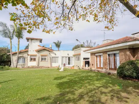 Casa en venta en Punta Lara, tres dormitorios, amplio parque.