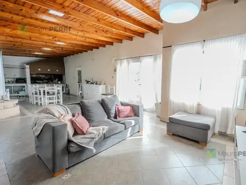 Casa en Venta con 3 cocheras