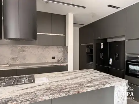 Casa 7 ambientes con 6 baños