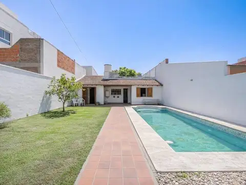 Casa en Venta 4 ambientes Villa Luzuriaga. Pileta y Quincho