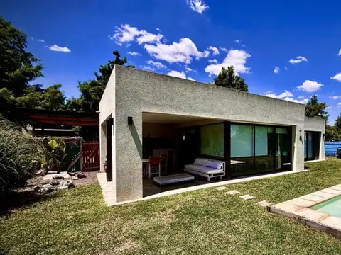 Casa 4 Amb Pileta, Galeria y Parque en Barrio Pellegrini III