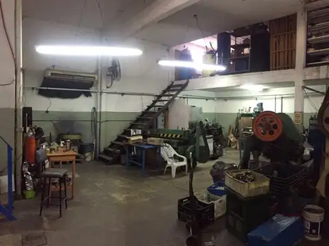 Galpon con vivienda y/o oficinas, en inmejorable ubicaciòn frente a la fabrica PSA Peugeot Citroen.