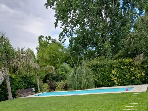 Casa en Alquiler con 2 cocheras