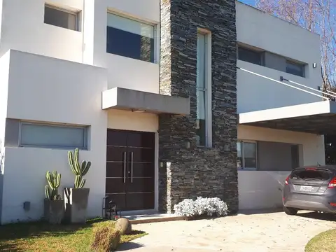 Casa en Alquiler de 4 dormitorios