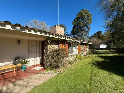 Casa estilo colonial con doble lote y costa de arroyo en Barrio El Portezuelo – cód 1410