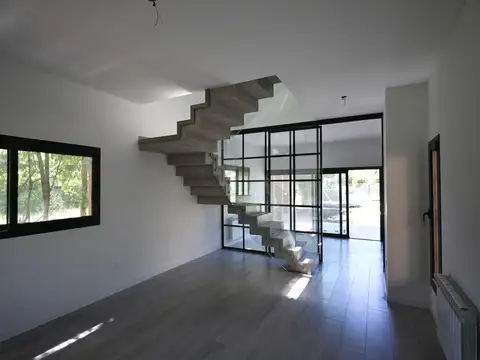 Casa en Alquiler con 1 cochera