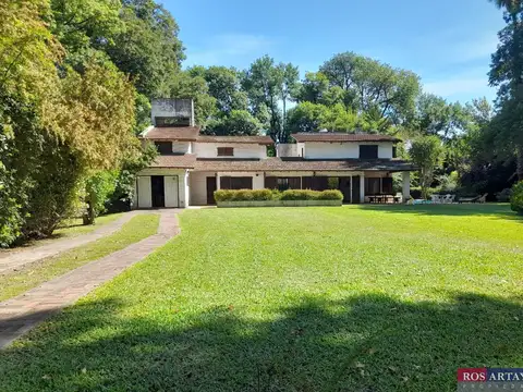 Casa quinta en venta de 1800m2 ubicado en Robles del Monarca