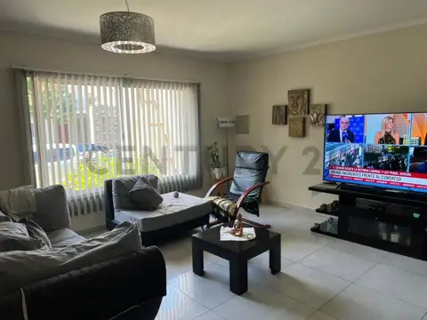 Casa 6 ambientes con 2 baños