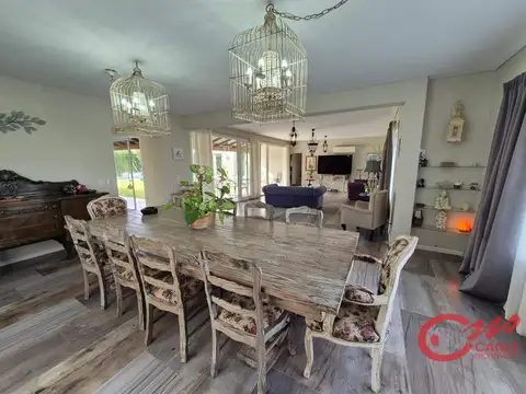 Casa en Venta con 2 cocheras