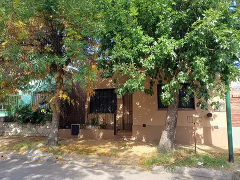 Casa en venta - Beccar - 3 dormitorios - Jardín y quincho