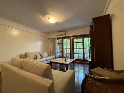 Venta departamento de cuatro dormitorios con balcón al frente, cochera y amenities. Rosario, centro