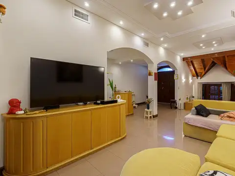 Casa 5 ambientes con 4 baños