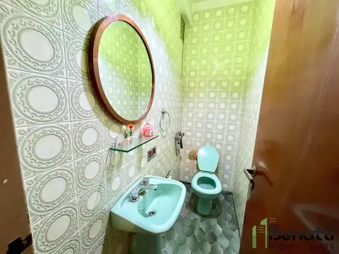 CASA 4 AMBIENTES CON GRAN DEPOSITO Y OFICINAS.