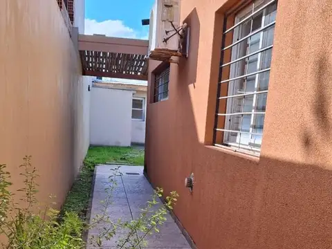Casa en Alquiler con 1 cochera