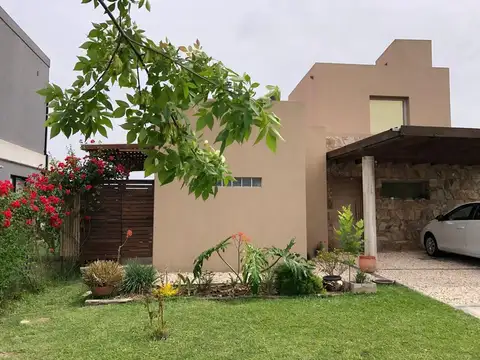 Venta casa con pileta en Barrio Santa Lucia