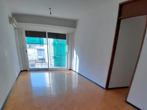 3 ambientes al frente con balcon