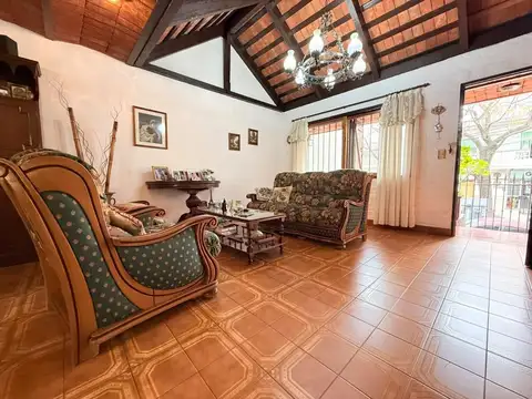 Casa en Venta con 2 cocheras