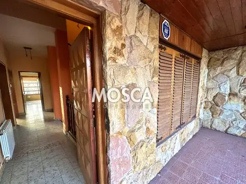 CASA Y TERRENO DE 400MTS LIBRES EN MORENO CENTRO