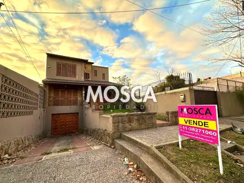 Casa sobre dos lotes Moreno vendo