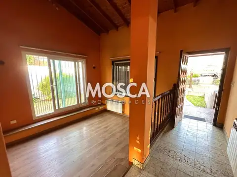 Casa sobre dos lotes Moreno vendo