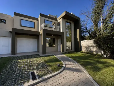 Venta Casa Housing Solares Arguello con seguridad