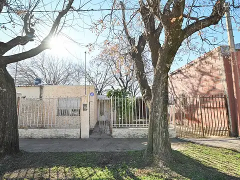 Casa pequeña y galpon